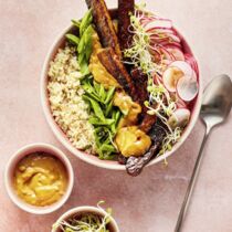 Quinoa-Bowl mit Erdnusssauce