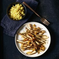 Pastinaken-Aprikosen-Wok mit goldenem Reis