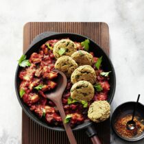 Hafer-Falafel mit Tomaten-Auberginen-Sugo