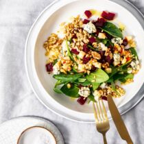 Haferkornsalat_mit_Spinat_roter_Beete_Gorgonzola_und_Nuessen Haferkornsalat_mit_Spinat_roter_Beete_Gorgonzola_und_Nuessen