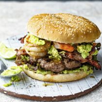 Surf-&-Turf-Burger mit Guacamole Surf-&-Turf-Burger mit Guacamole
