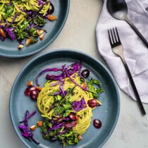 Spaghetti mit Schwarz- und Rotkohl, Petersilien-Mandel-Creme und Trauben