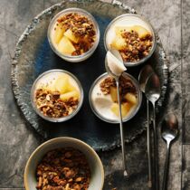 Kokospudding mit Granola und Birne