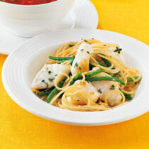 Bohnen-Nudeln mit Fisch