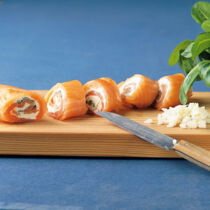 Lachsröllchen auf Feldsalat