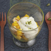 Kokos-Bananencreme auf Mango und Litschi Kokos-Bananencreme auf Mango und Litschi