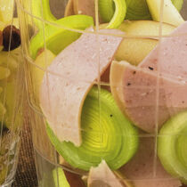 Wurstsalat mit Lauch und Äpfeln