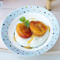 Gebratener Pfirsich mit Zitronenquark