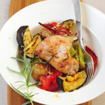Mediterranes Gemüse mit Hähnchenflügeln