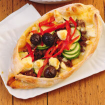 Pide mit Hackfleisch und Oliven Pide mit Hackfleisch und Oliven