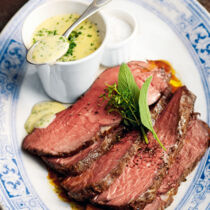 Rosa gebratenes Roastbeef mit Sauce Béarnaise Rosa gebratenes Roastbeef mit Sauce Béarnaise