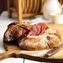 Schinken im Brotteig mit Kümmel, Fenchel und Koriander