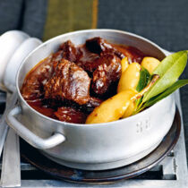 Hirschgulasch mit Kirschwein und Grappabirnen