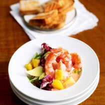 Shrimpscocktail mit Ananas und Chiffonade