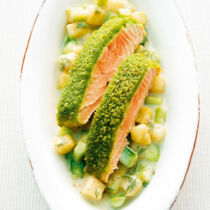 Lachs mit Lauch auf Kartoffel-Gurken-Gemüse Lachs mit Lauch auf Kartoffel-Gurken-Gemüse