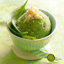 Basilikumsorbet mit gerösteten Macadamianüssen