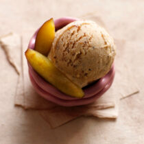 Zwetschgeneis mit geröstetem Mohn Zwetschgeneis mit geröstetem Mohn