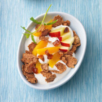 Quark mit Früchten und Cornflakes Quark mit Früchten und Cornflakes