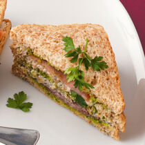 Tramezzini mit Pilzpaste und Lachsschinken