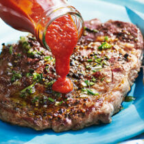 Pfefferige Rib-Eye-Steaks vom Grill