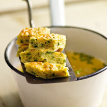 Klare Suppe mit Kräuter-Biskuit