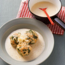 Schweizer Käsesauce mit Kirschwasser zu Spinat-Semmelknödeln