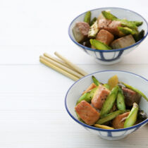 Fischwürfel mit grünem Spargel Fischwürfel mit grünem Spargel