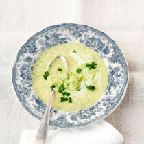 Kräutergrüne Frühlingssuppe Kräutergrüne Frühlingssuppe
