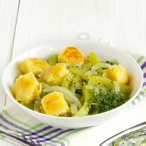 Schmorgurken mit gebratenen Käsewürfeln Schmorgurken mit gebratenen Käsewürfeln