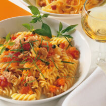 Nudeln mit Tunfisch-Gemüse-Sauce Nudeln mit Tunfisch-Gemüse-Sauce