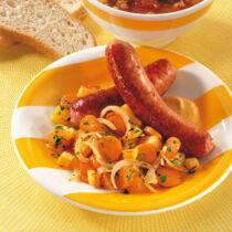 Bratwürste mit Möhren-Kartoffel-Gemüse