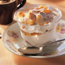 Geschichtete Zitronencreme mit Mandeldecke Geschichtete Zitronencreme mit Mandeldecke