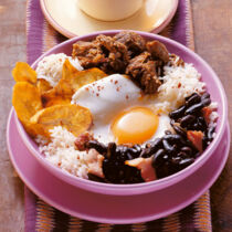 Bohnen mit Fleisch und Spiegelei Bohnen mit Fleisch und Spiegelei