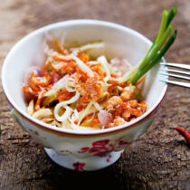 Pikanter Salat aus grünen Mangos (Yam Mamuang Sai Gung) Pikanter Salat aus grünen Mangos (Yam Mamuang Sai Gung)