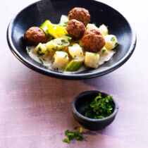 Sellerie-Quitten-Gulasch mit Lammbällchen