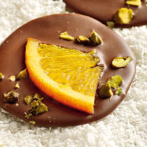Schokotaler mit Orangen und Pistazien