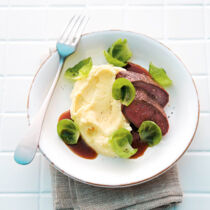 Rehrückenfilet mit Kartoffel-Sellerie-Püree Rehrückenfilet mit Kartoffel-Sellerie-Püree