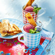 Kirschsorbet mit Mandelstreifen