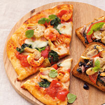 Artischocken-Krabben-Pizza mit Spinat Artischocken-Krabben-Pizza mit Spinat