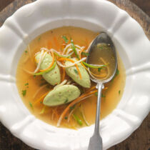 Wurzelgemüsebouillon mit Kräuter-Topfen-Nockerln Wurzelgemüsebouillon mit Kräuter-Topfen-Nockerln