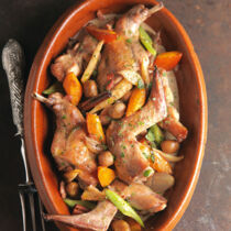 Kaninchen mit Weißwein und herbstlichem Gemüse im Römertopf geschmort Kaninchen mit Weißwein und herbstlichem Gemüse im Römertopf geschmort