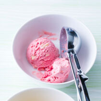 Pflaumeneis mit weißen Schokosplittern