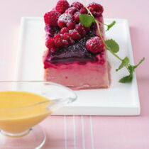 Beeren-Joghurt-Parfait mit Vanillesabayon Beeren-Joghurt-Parfait mit Vanillesabayon