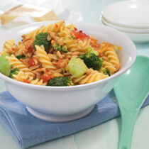 Brokkolinudeln mit Tomaten-Chili-Zwiebeln