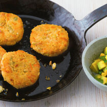 Quinoabratlinge mit Avocadosalsa Quinoabratlinge mit Avocadosalsa