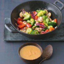 Wokgemüse mit Erdnuss-Sauce