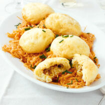 Paprika-Sauerkraut mit gefüllten Hefeklößen Paprika-Sauerkraut mit gefüllten Hefeklößen
