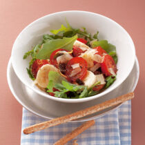 Bananen-Tomaten-Salat mit Vollkornstangen Bananen-Tomaten-Salat mit Vollkornstangen