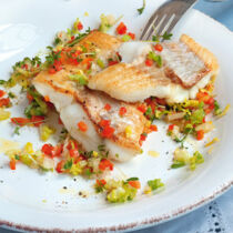 Rotbarsch mit Salat-Salsa Rotbarsch mit Salat-Salsa