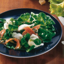 Pochierte Eier im Feldsalatnest Pochierte Eier im Feldsalatnest